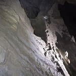 Účastníci expedicie do nejhlubší jeskyně světa našli v hloubce 1100 m tělo mrtvého člověka.