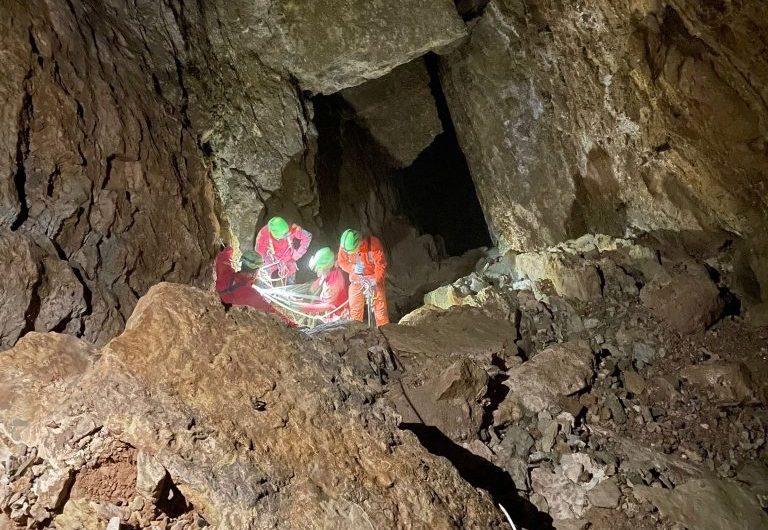 Lo speleologo ferito in grotta Remeron é uscito prima di mezzanotte