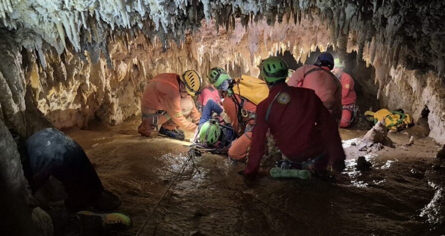 Recupero medicalizzato in grotta: il CNSAS testa nuove soluzioni all’Antro del Corchia